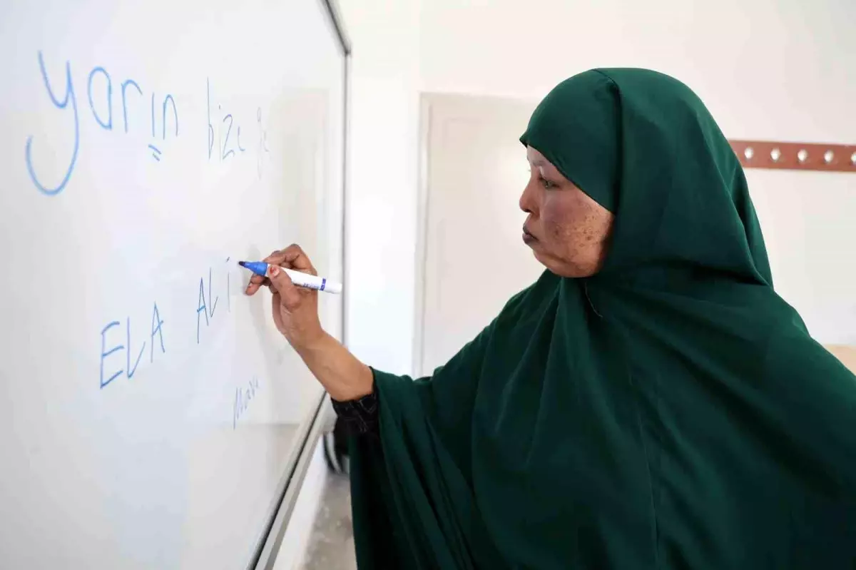 Annesinin Tedavisi İçin Somali'den Elazığ'a Gelen Asıo, Türkçe Öğreniyor