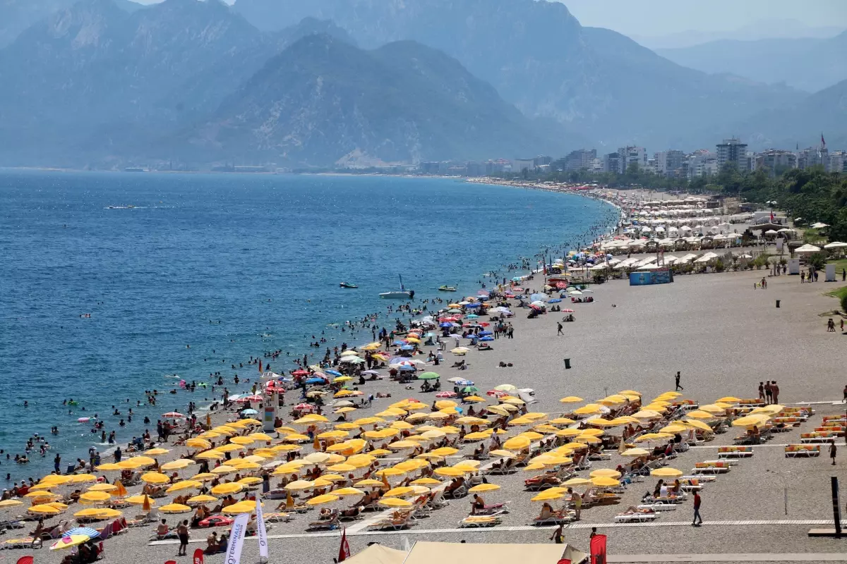 Antalya'da Hava Sıcaklığı 40 Dereceyi Buldu, Konyaaltı Sahili Dolu