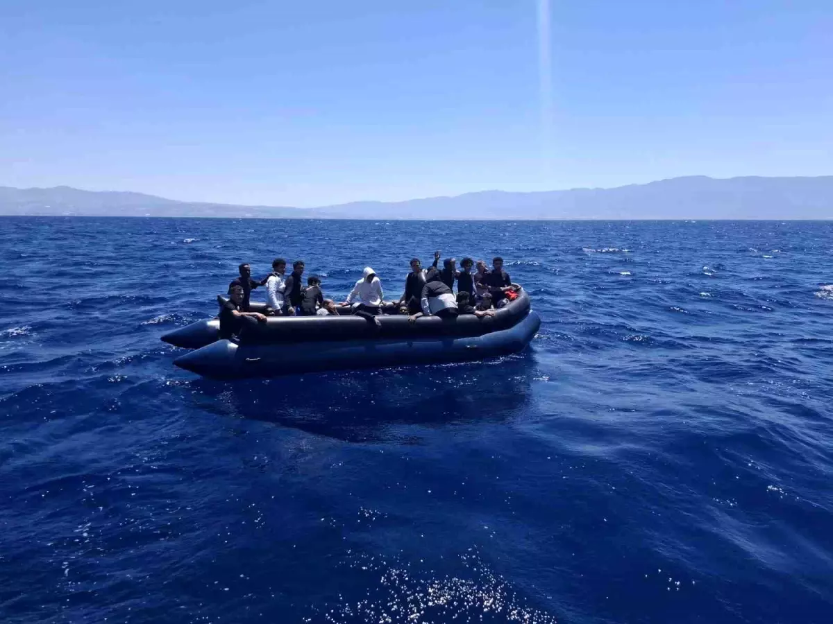 Kuşadası Açıklarında 22 Düzensiz Göçmen Kurtarıldı