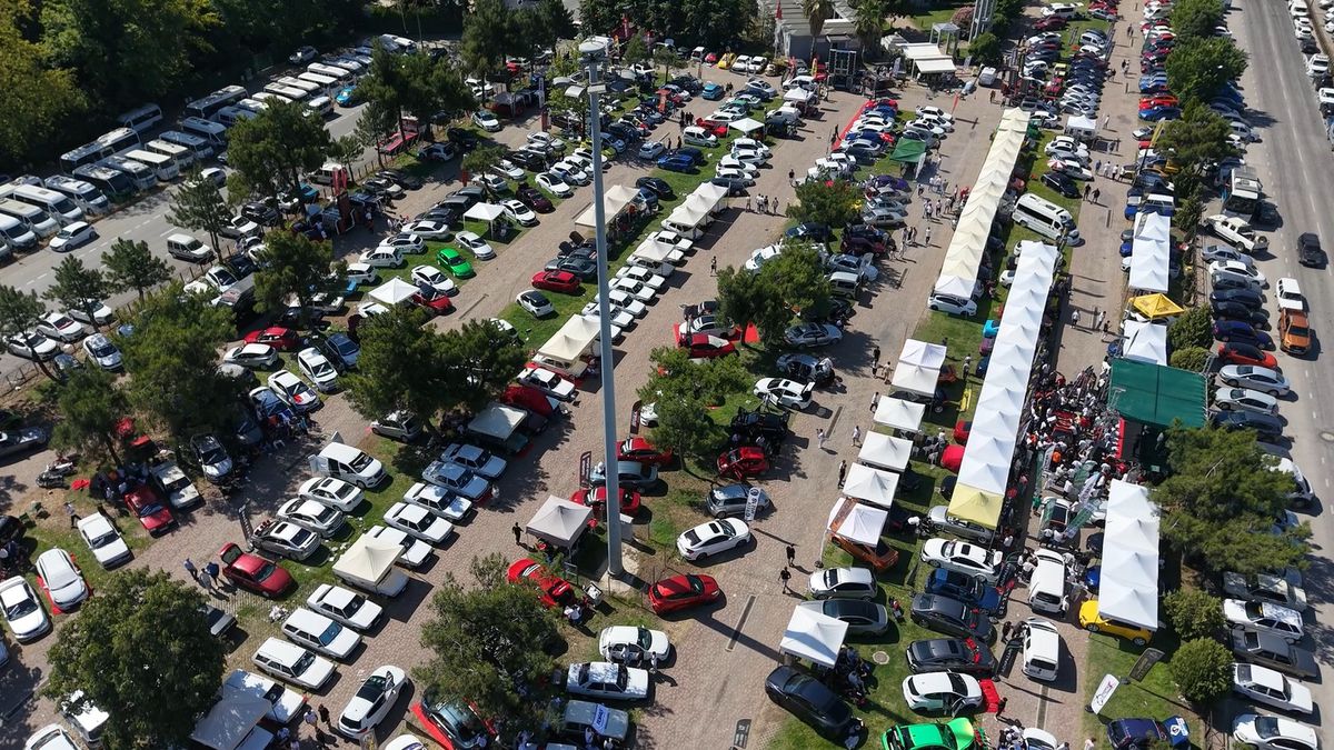 Bursa'da Modifiye Araç Tutkunları Buluştu