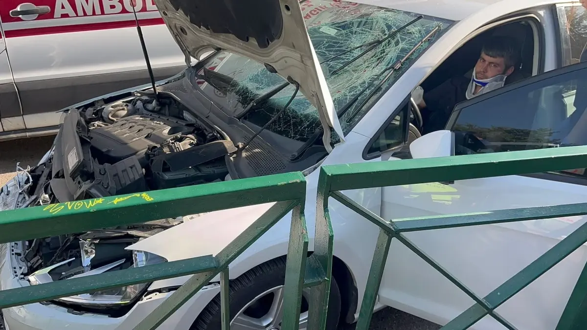 Bursa'da Polis Aracına Otomobil Çarptı: İki Yaralı