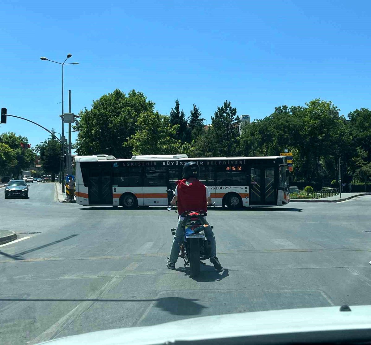 Eskişehir'de Motosiklet Sürücüsü Kırmızı Işıkta Geçti