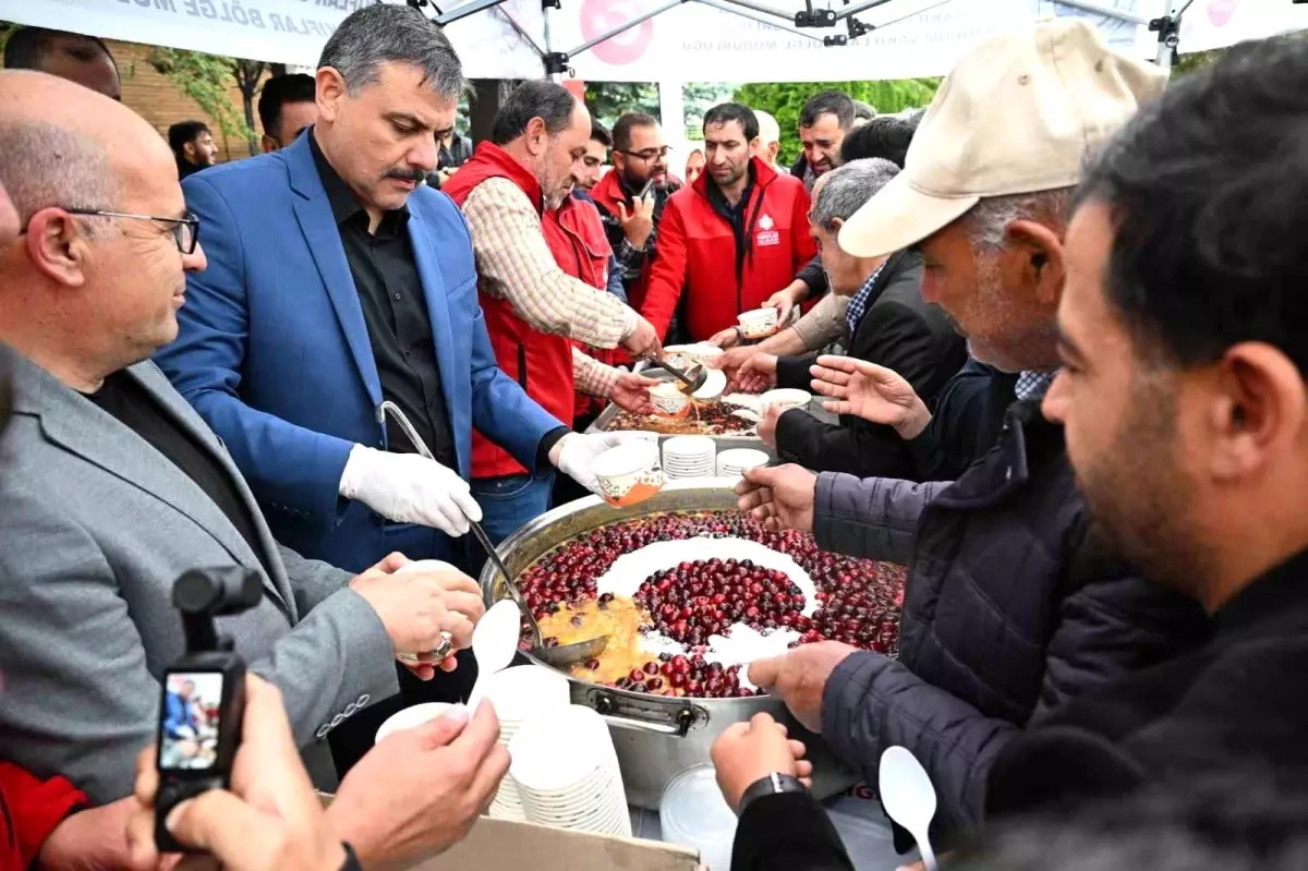 Vali Çiftçi, Muharrem Ayı'nda Aşure Dağıttı