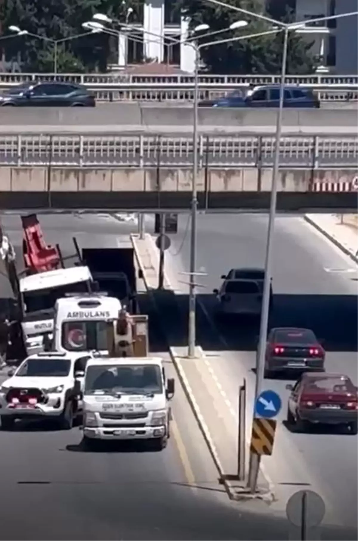 Yalova'da Vinç Alt Geçitte Sıkıştı