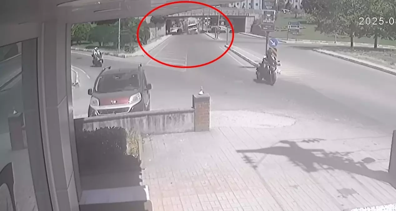 Yalova'da Vinç Yüklü TIR Alt Geçitte Sıkıştı