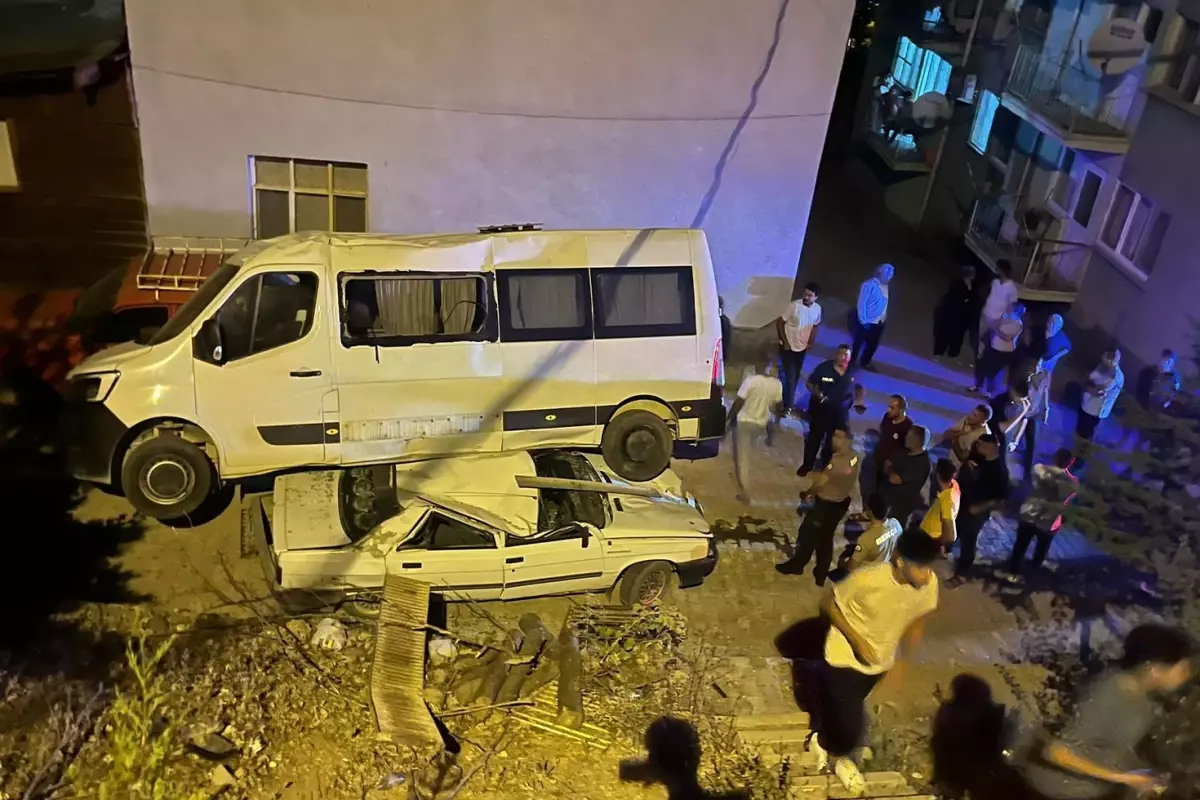Adana'da park halindeki minibüs, otomobilin üzerine düştü