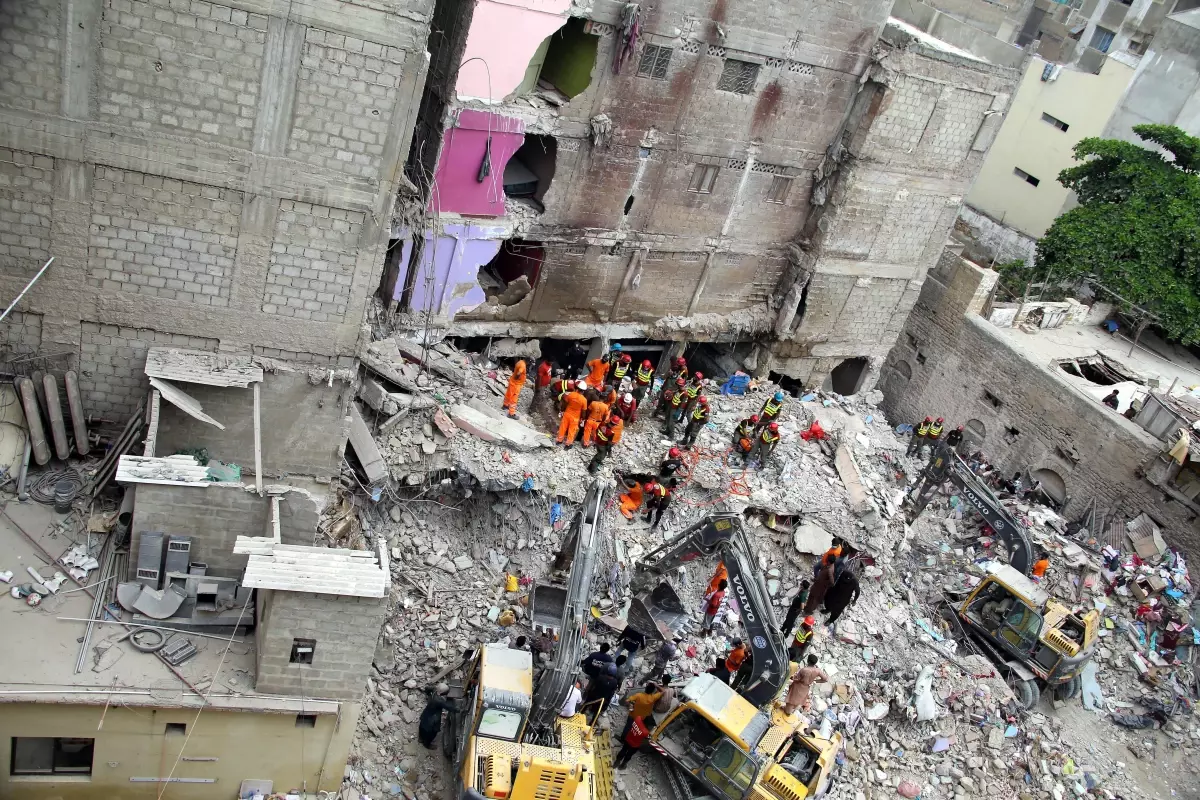Karaçi'de Çöken Binada Ölü Sayısı 27'ye Yükseldi
