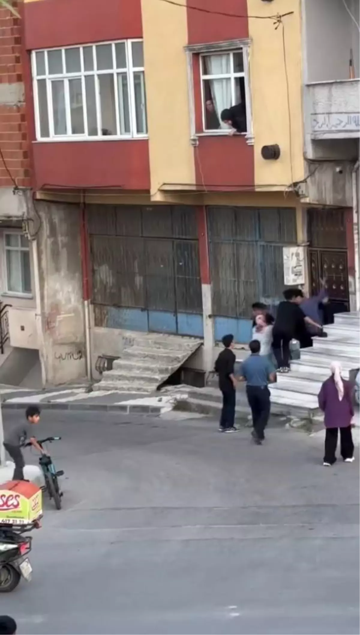Arnavutköy'de İki Grup Arasında Sopalı Kavga