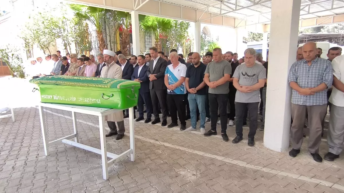 Bakan Bayraktar Teyzesinin Cenazesine Katıldı