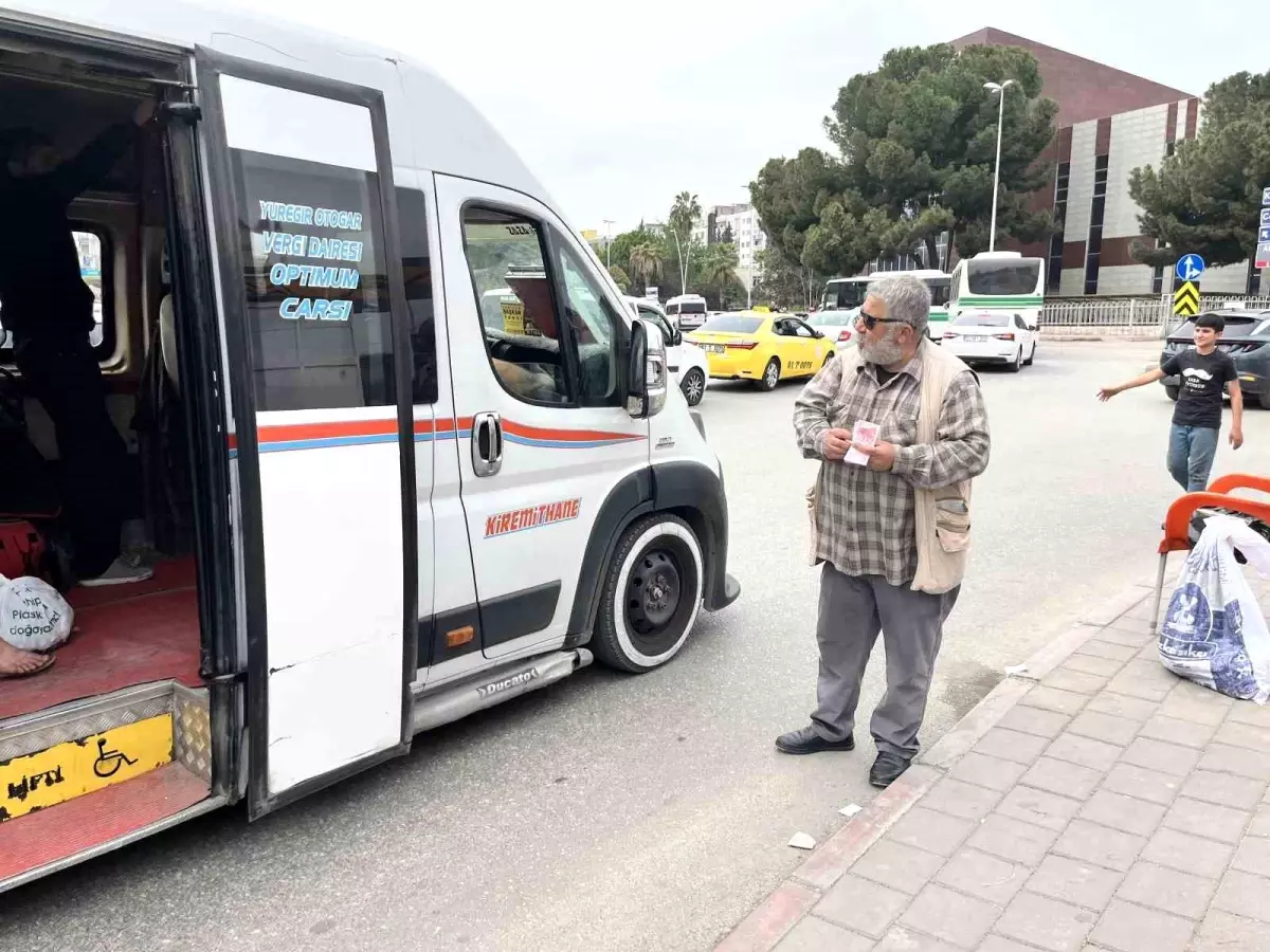 70 Yaşındaki Mehmet Budak, Dolmuşlara Bozuk Para Temin Ediyor