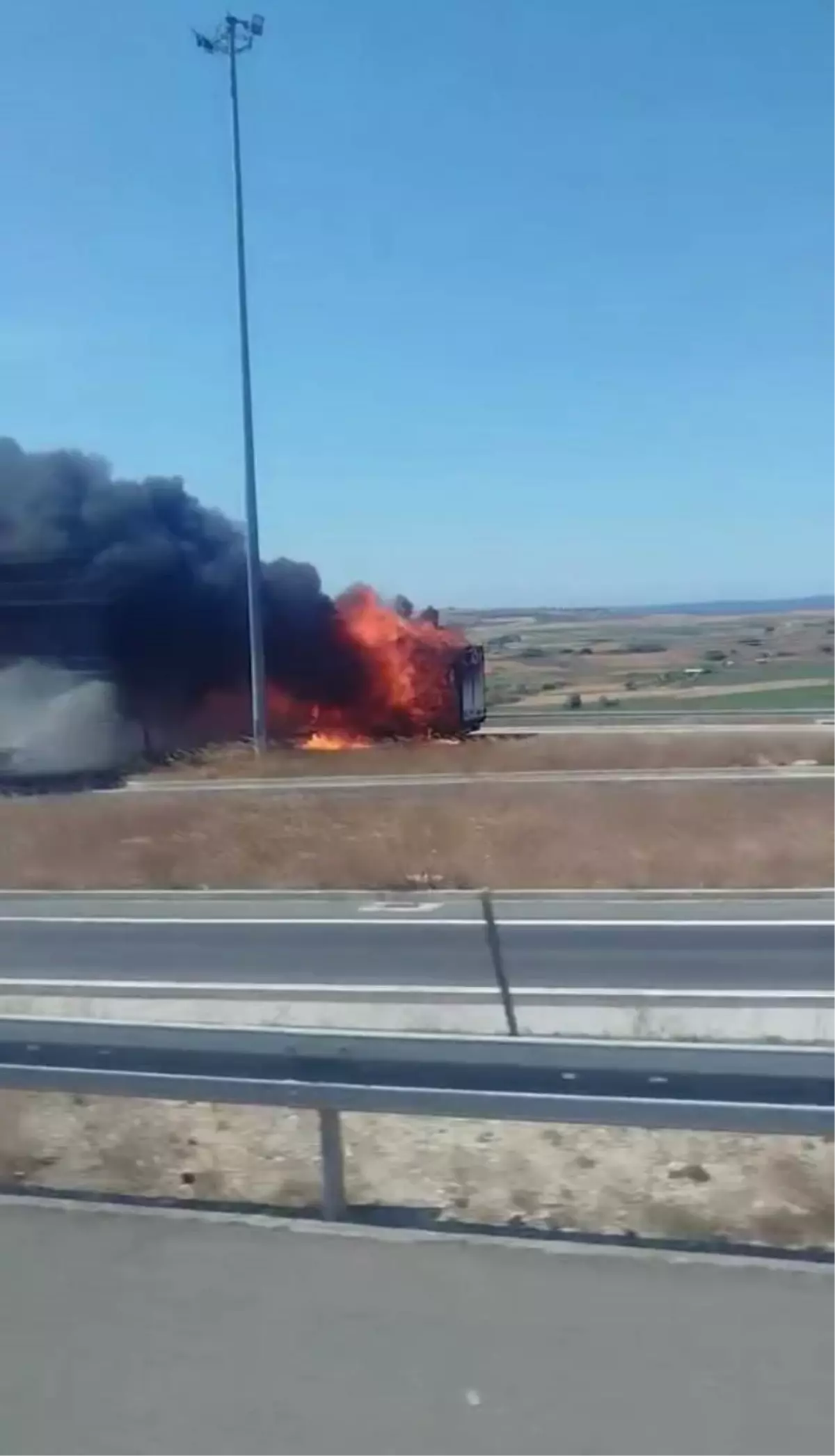 Kuzey Marmara Otoyolu'nda TIR Yangını: Araç Kullanılamaz Hale Geldi