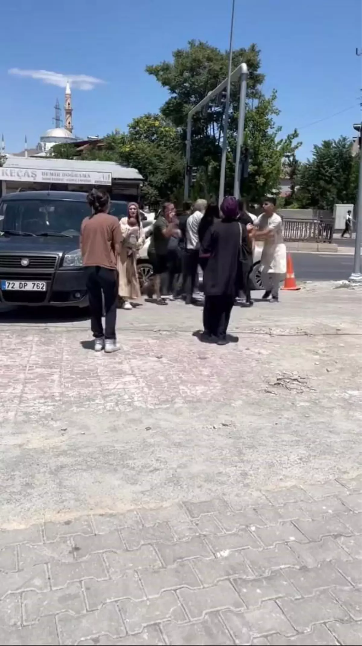 Elazığ'daki Trafik Kazasında Kavga Kameralara Yansıdı
