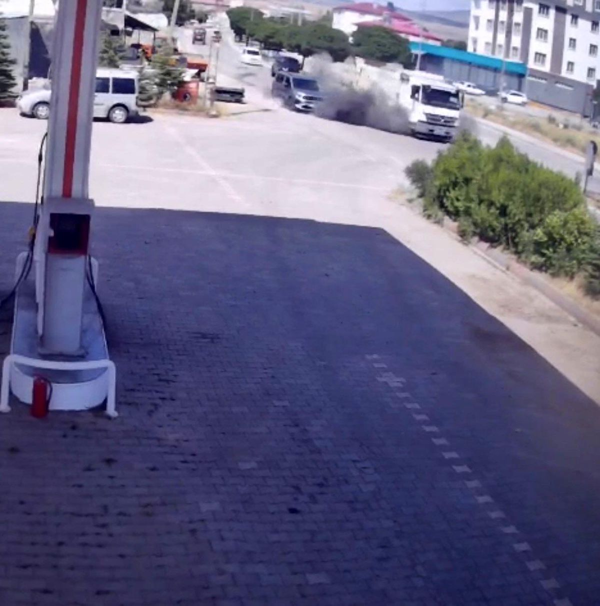 Elazığ'da Kamyonun Lastiği Patladı: Kaza Anı Kamerada