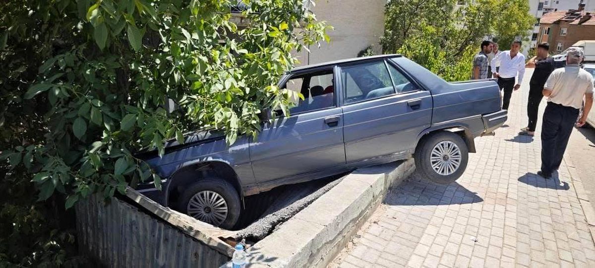 Elazığ'da Teker Patlaması Sonrası Otomobil Kömürlüğe Çıktı