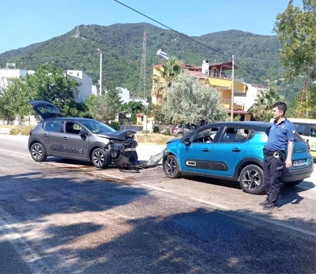 Balıkesir'de İki Otomobil Kafa Kafaya Çarpıştı: 5 Yaralı