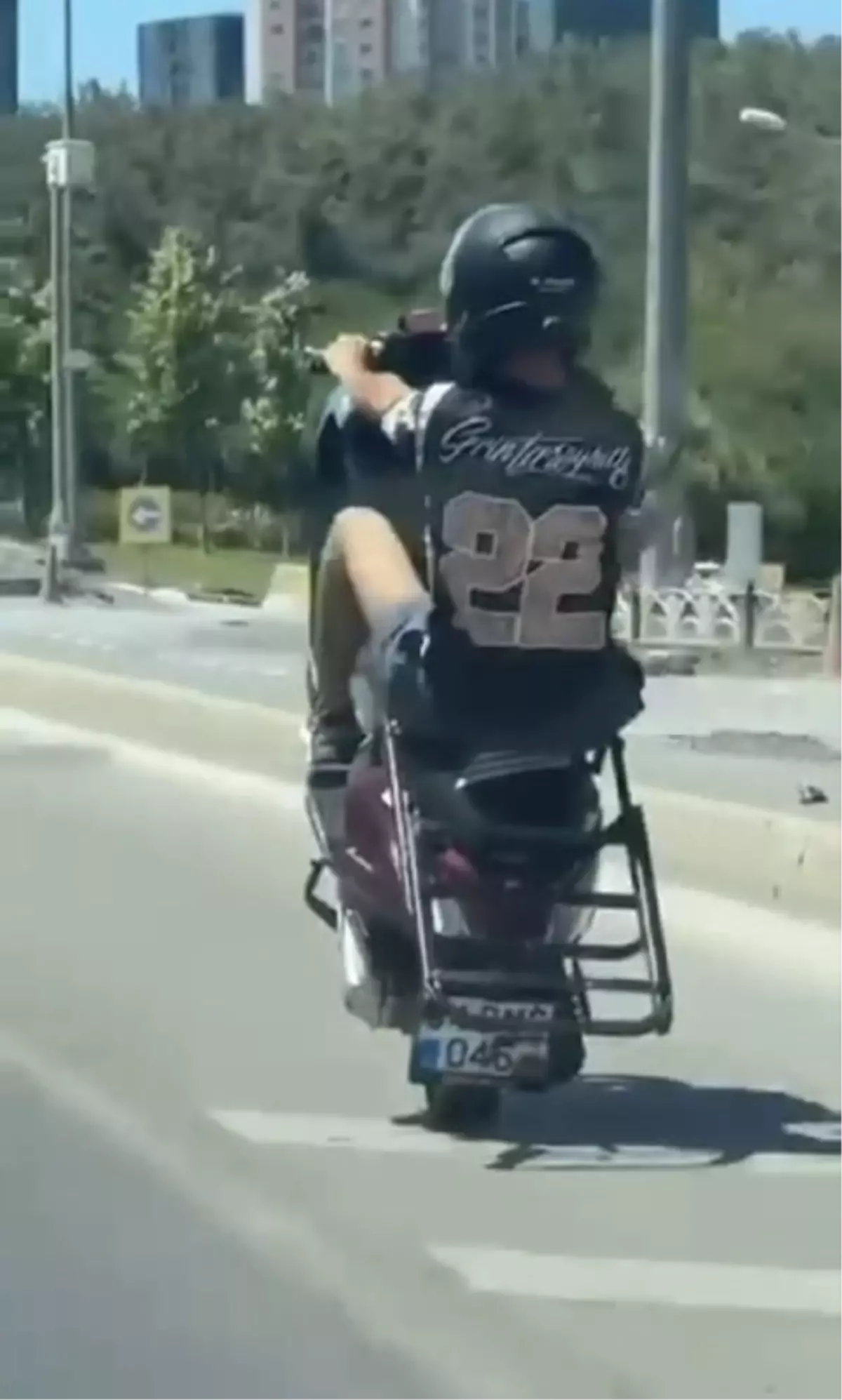 Şile Yolu'nda Motosiklet Sürücüsünün Tek Teker Tehlikesi Kamera Kaydında