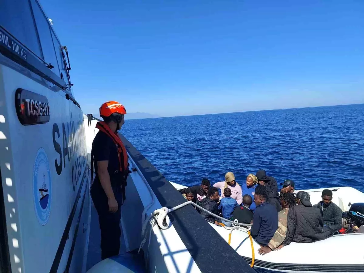 İzmir'de Düzensiz Göçmen Operasyonu: 16 Kişi Yakalandı