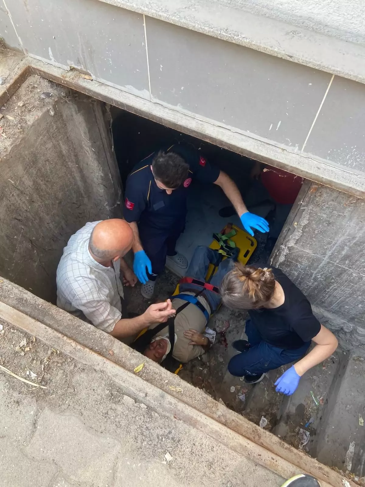 Uzunköprü'de Metal Kapağın Kırılması Sonucu 2 Metre Düşen Yayaya Yaralandı