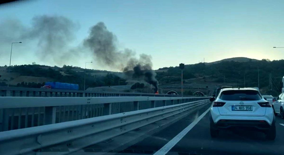 Kuzey Marmara Otoyolu'nda Kamyon Yangını Trafiği Kilitledi