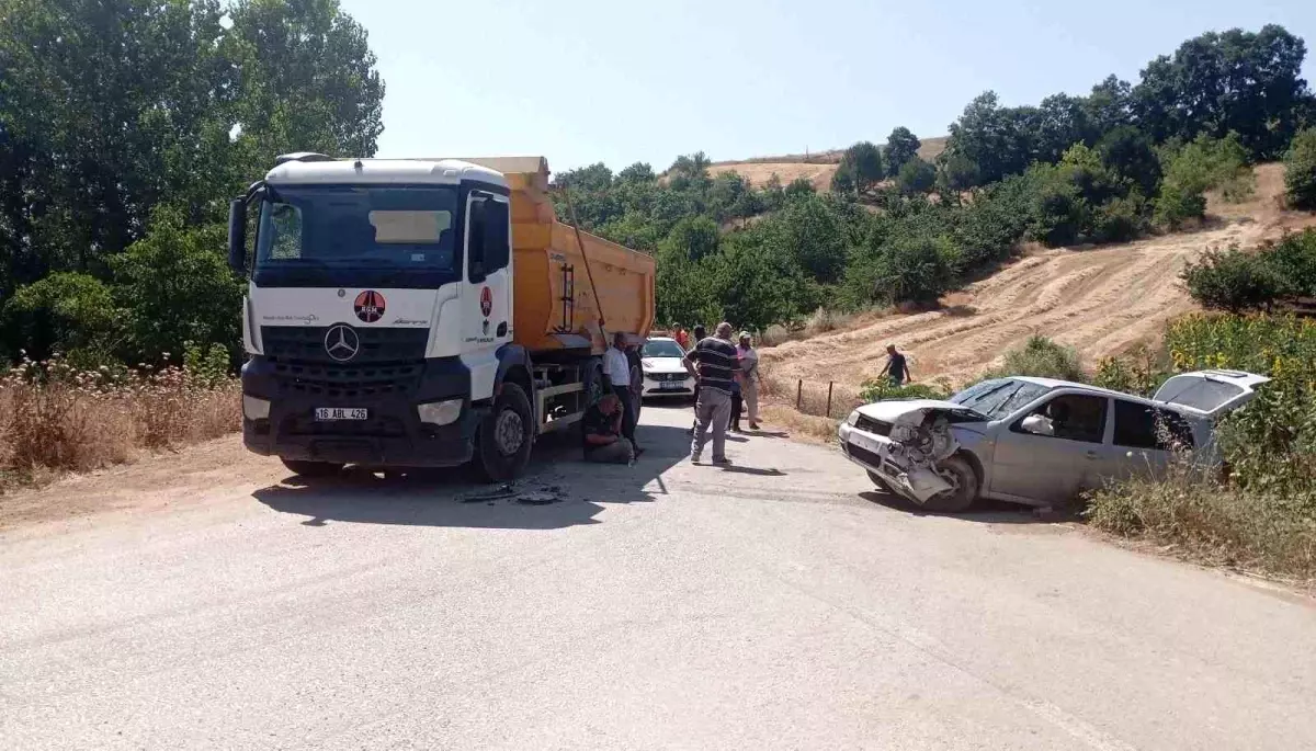 Bursa İnegöl'de Hafriyat Kamyonu ile Otomobil Çarpıştı: 2 Yaralı