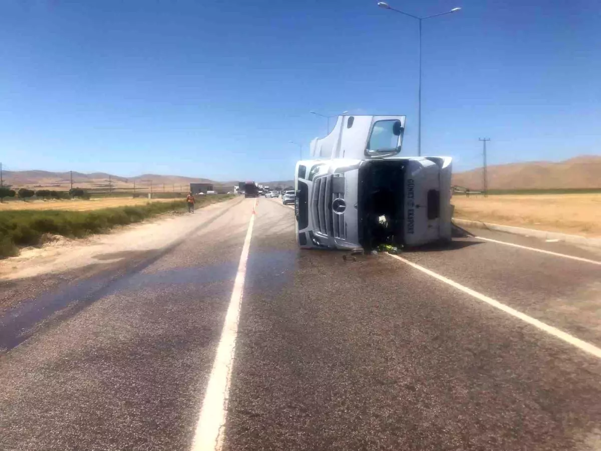 Malatya'da tanker devrildi, sürücü yaralandı