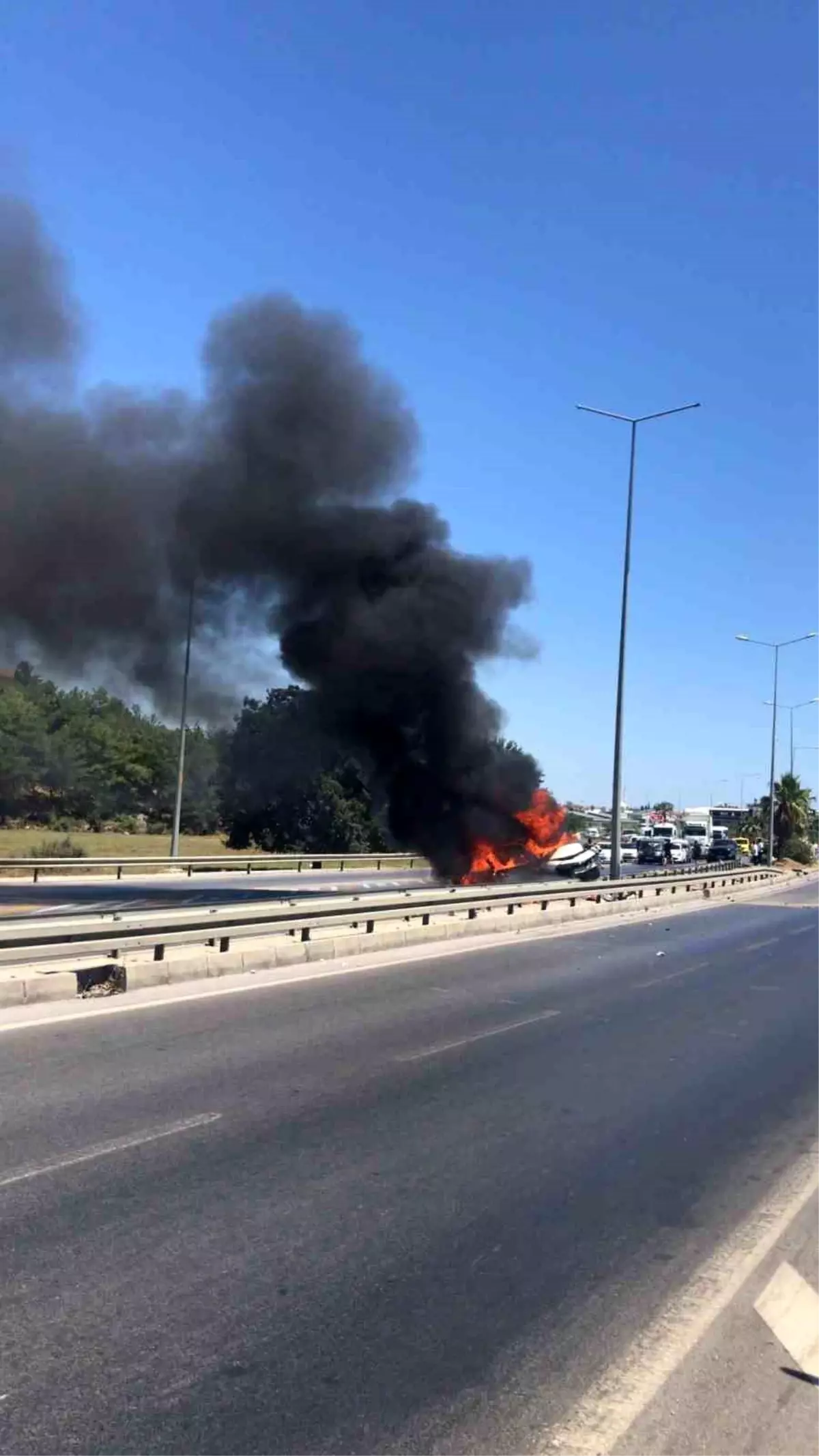 Manavgat'ta Otomobil Alev Aldı: İki Yaralı