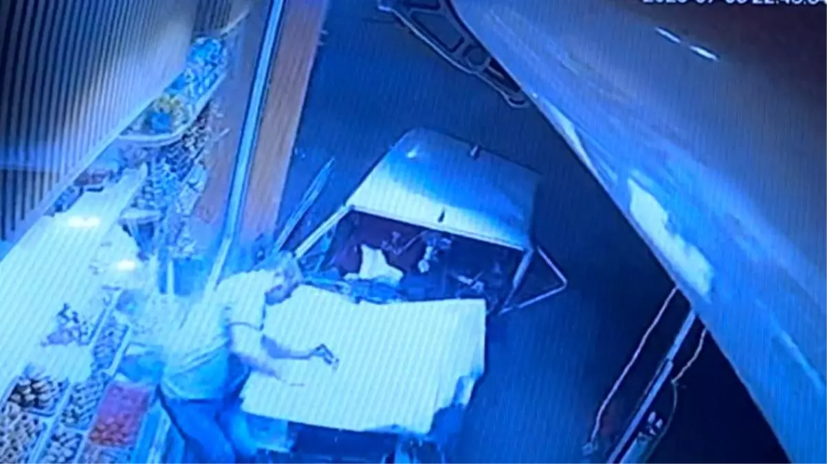 Eskişehir'de Kaza: Tofaş Aracı Dükkan Vitrinine Daldı