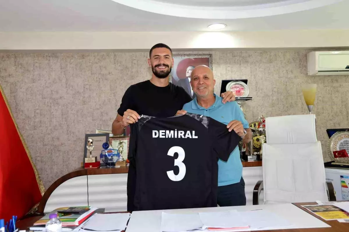 Merih Demiral, Eski Takımı Alanyaspor'u Ziyaret Etti