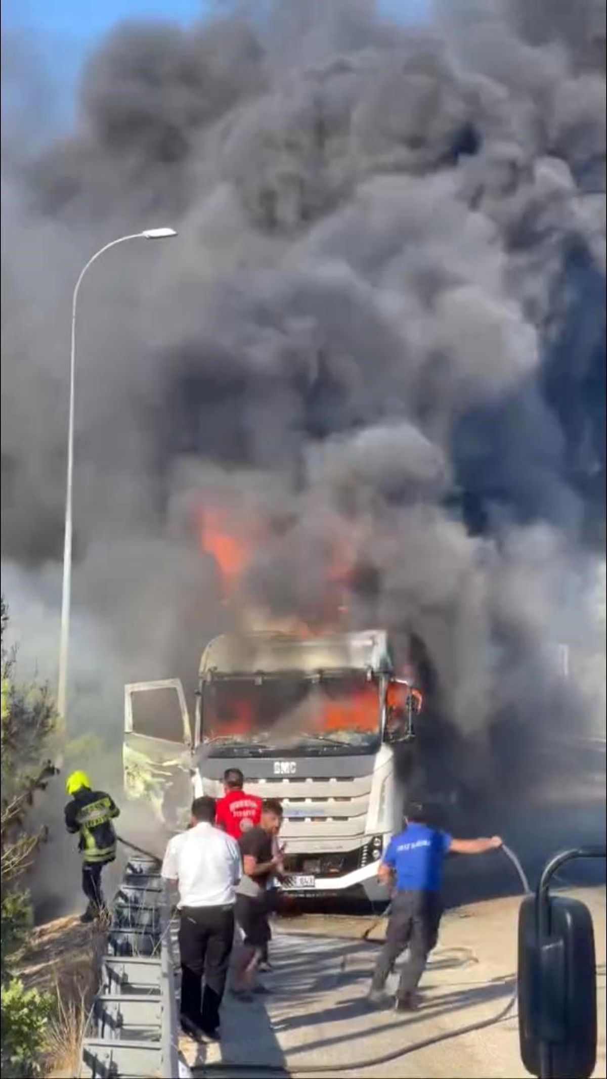 Mersin'de Seyir Halindeki Tırda Yangın Çıktı