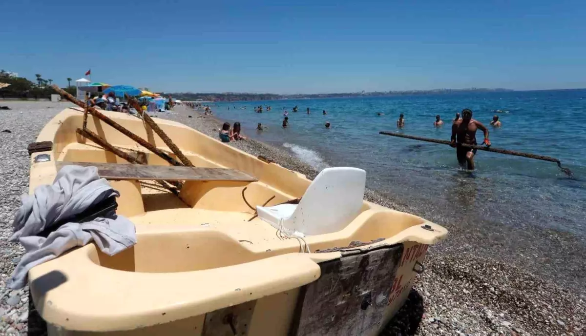 Antalya'da Deniz Altında Bulunan Batık Tekne Temizlendi