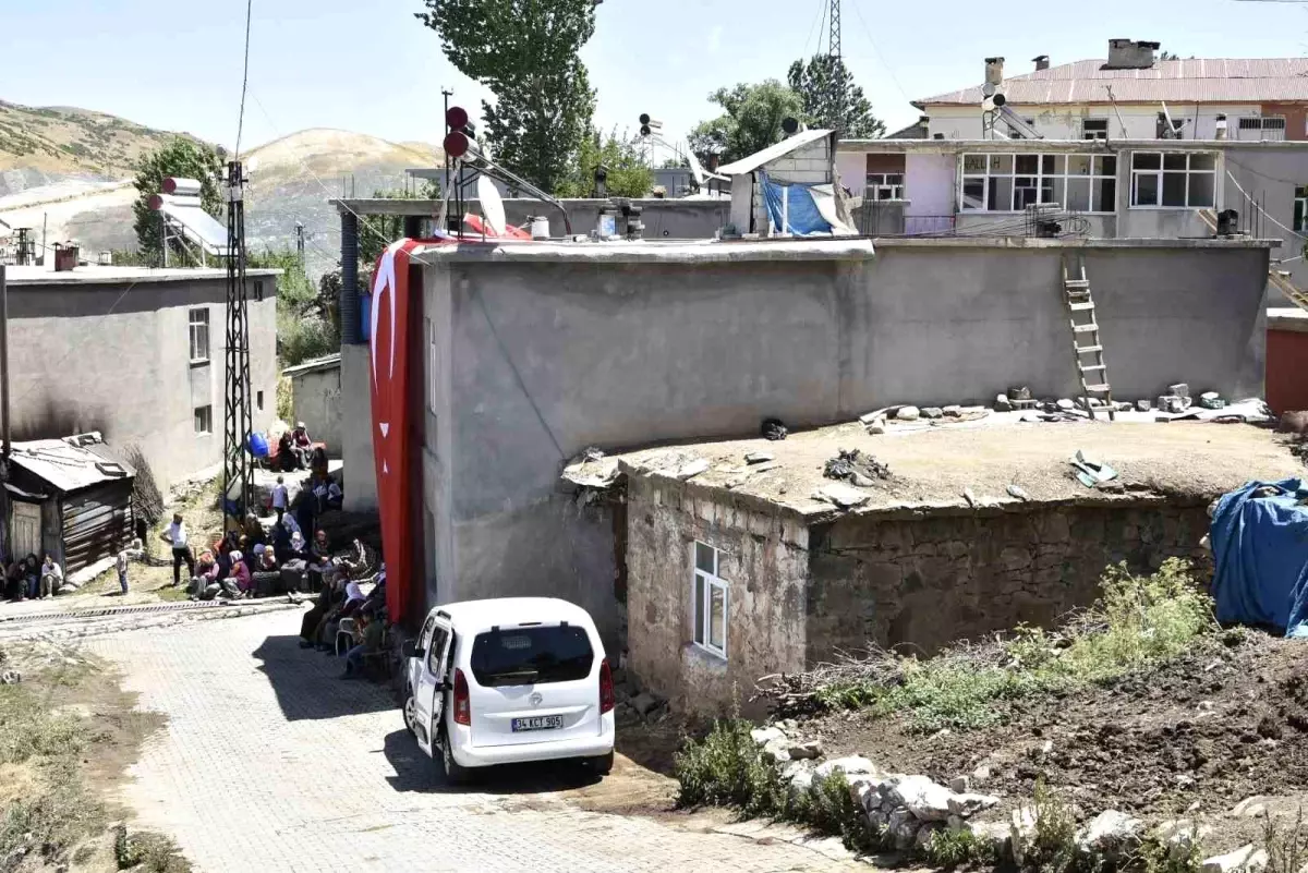Mutki'de şehidin evine Türk bayrağı asıldı