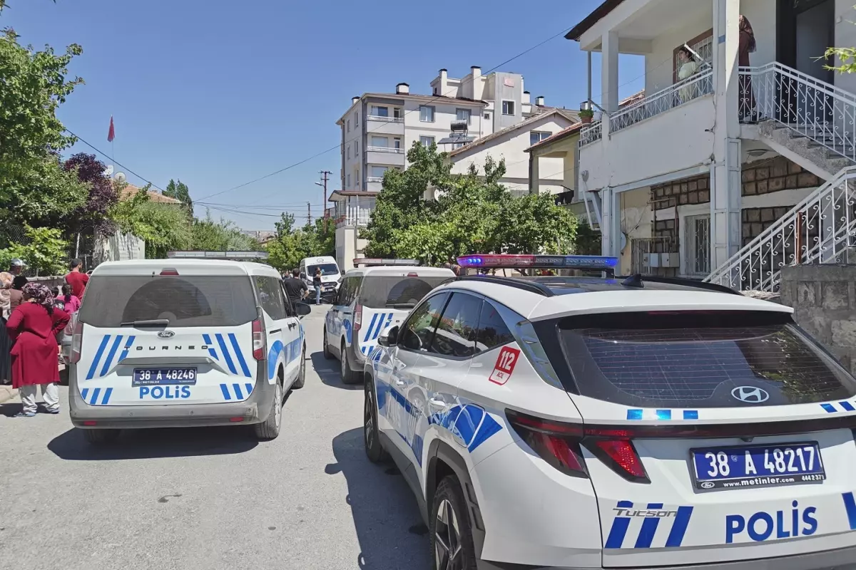 Önce üvey kızını vurdu sonra kendi başına sıktı