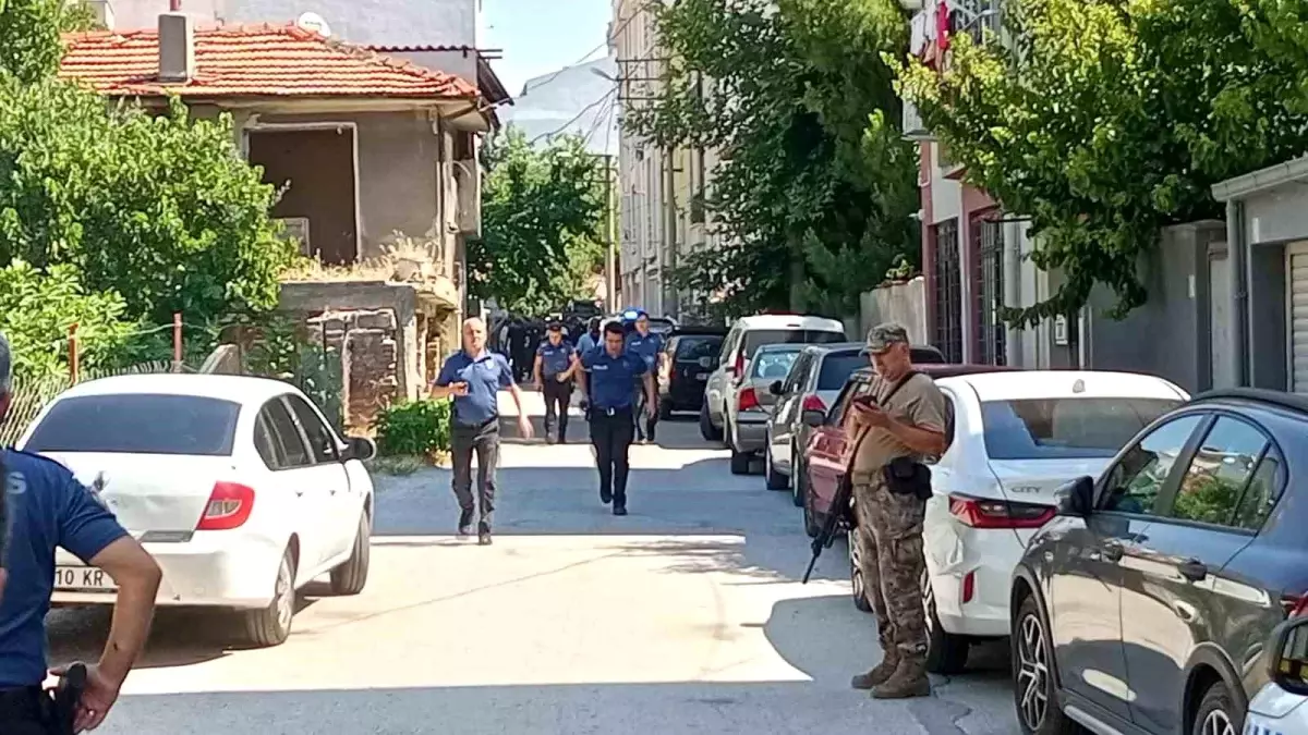 Balıkesir'de Polis Memuruna Bıçaklı Saldırı: Şüpheli Yakalandı