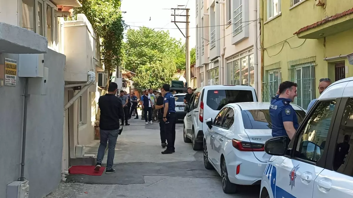 Polis Memurunu Yaralayan Şüpheli Bıçakla Yakalandı