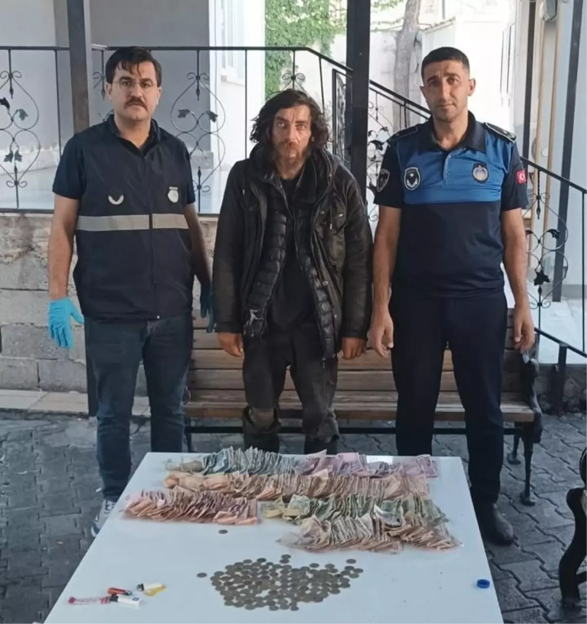 Şanlıurfa'da Zabıta Ekipleri 20 Bin Lira ile Yakalanan Suriyeli Dilenciyi Sınır Dışı Etti
