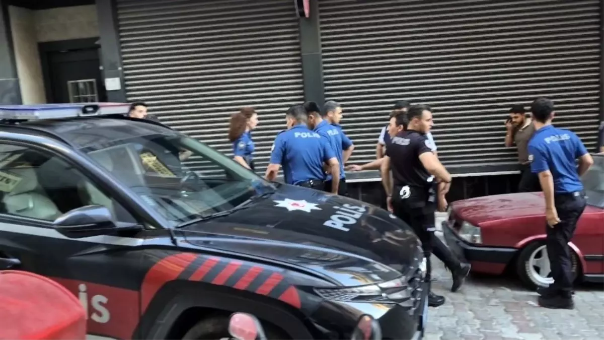 Sultangazi'de Polisi Bıçakla Saldıran Şahıs Yakalandı