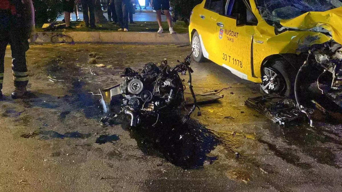 Mersin'de Ticari Taksi Kazası: Motor Yola Saçıldı