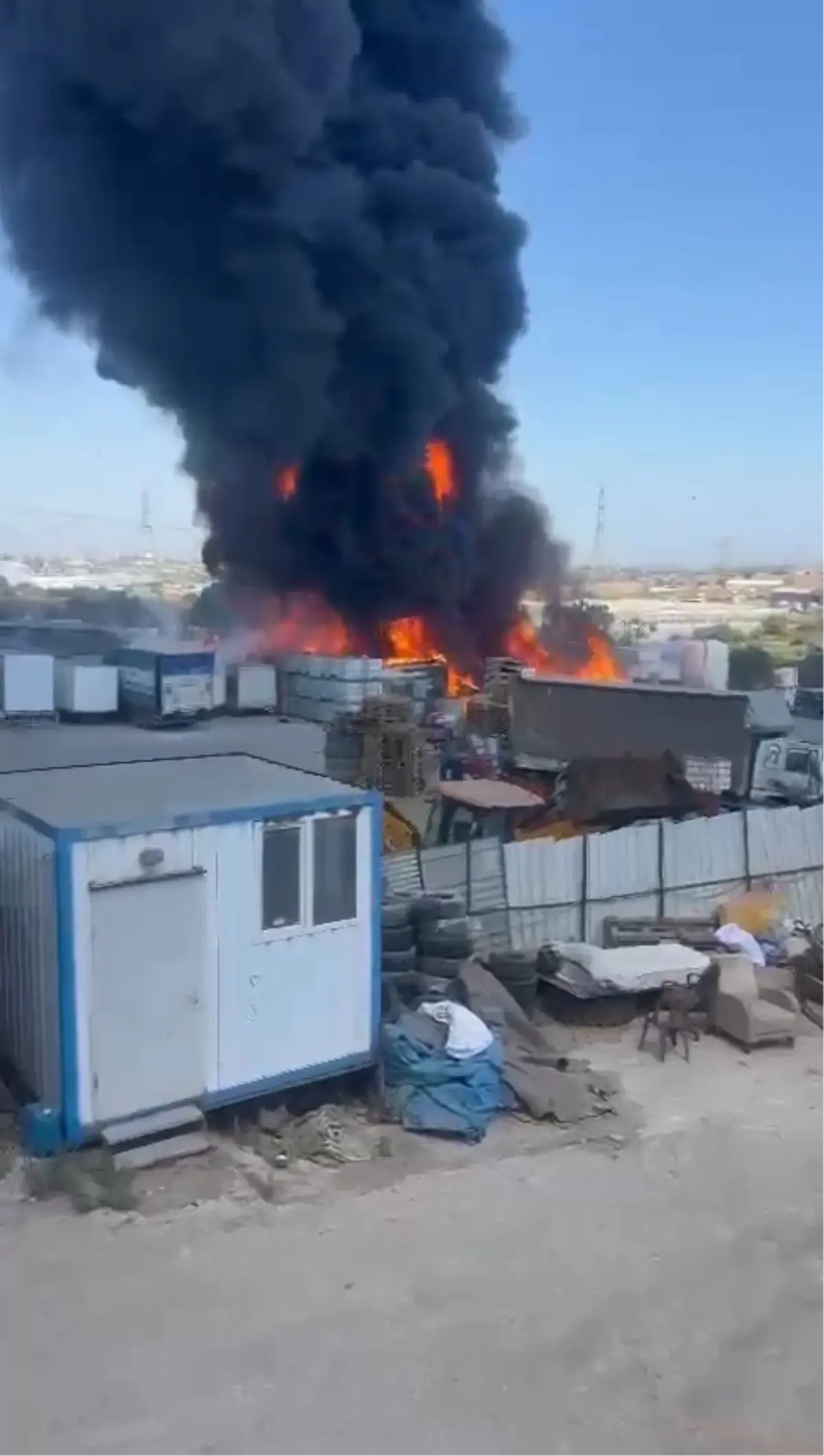 Tuzla'da Yangın: İtfaiye Müdahale Etti, Can Kaybı Yok