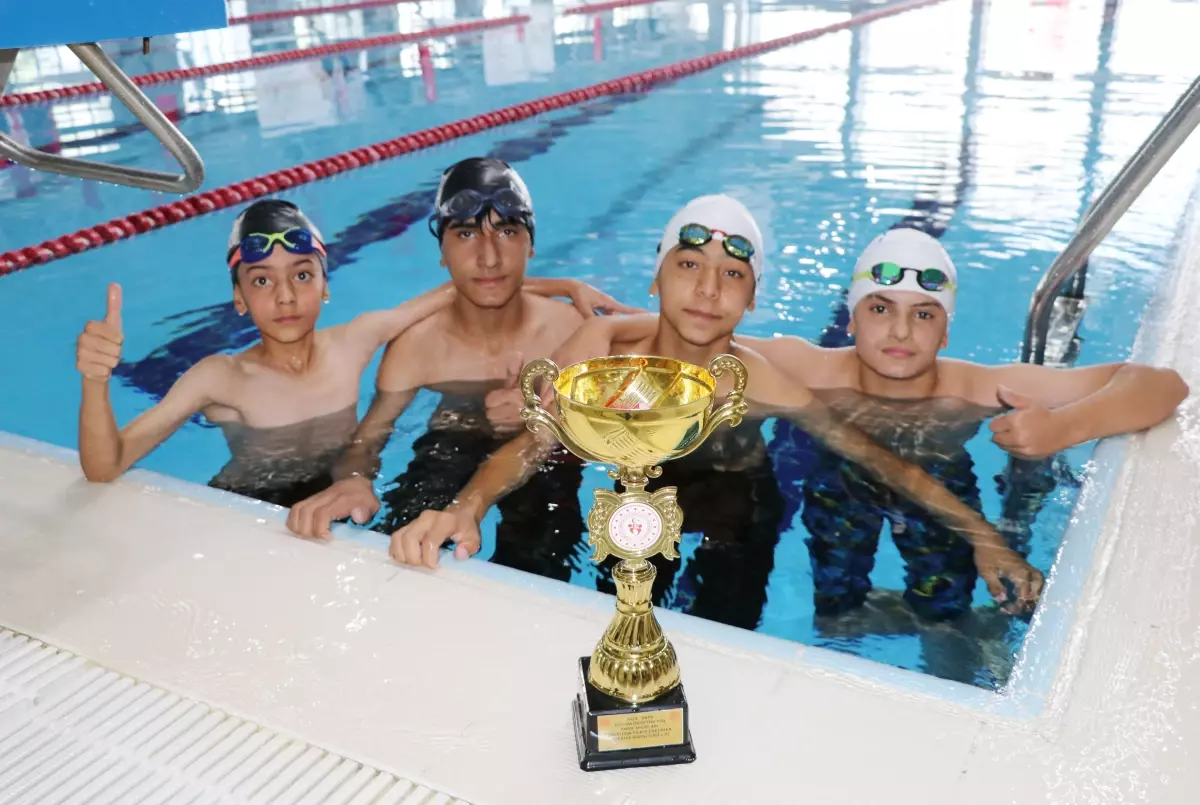Aliya İzzetbegoviç Ortaokulu Triatlon Yıldız Erkeklerde Türkiye Şampiyonu Oldu