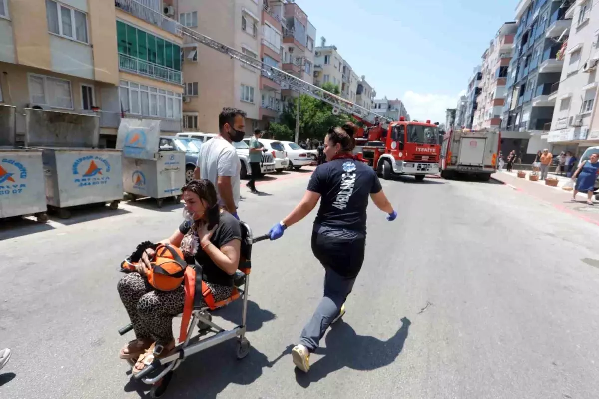 Antalya'da Apartman Dairesinde Yangın: 10 Kişi Hastaneye Kaldırıldı