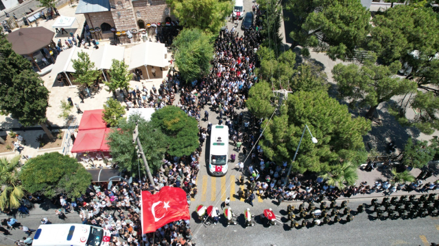 His father was brought to the funeral on a stretcher, the martyr's daughter's last look at the coffin broke hearts