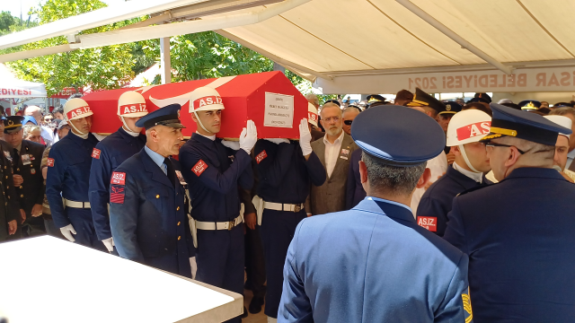 His father was brought to the funeral on a stretcher, the martyr's daughter's last look at the coffin broke hearts