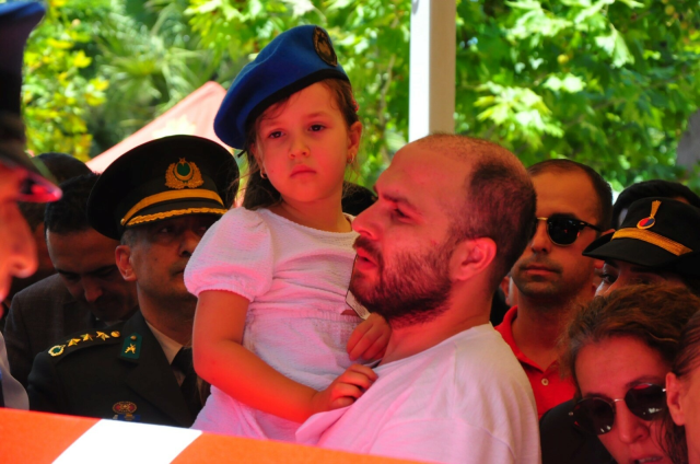 His father was brought to the funeral on a stretcher, the martyr's daughter's last look at the coffin broke hearts