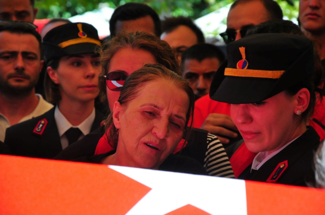 His father was brought to the funeral on a stretcher, the martyr's daughter's last look at the coffin broke hearts