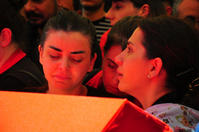 His father was brought to the funeral on a stretcher, the martyr's daughter's last look at the coffin broke hearts