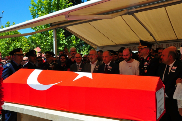 His father was brought to the funeral on a stretcher, the martyr's daughter's last look at the coffin broke hearts