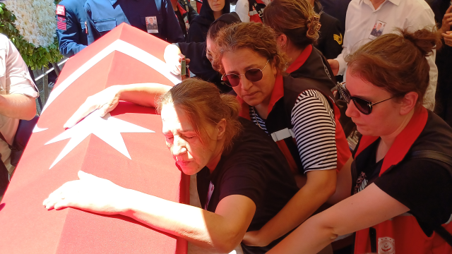 His father was brought to the funeral on a stretcher, the martyr's daughter's last look at the coffin broke hearts
