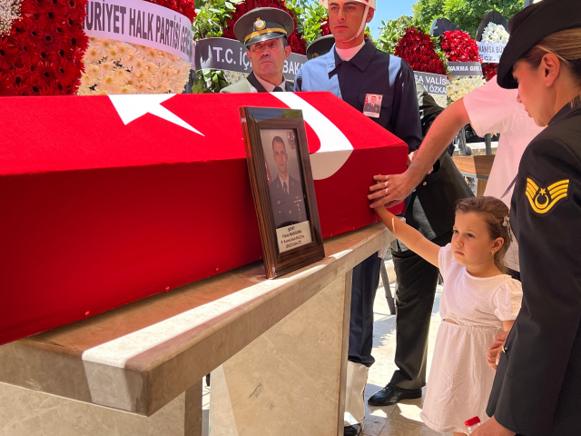 His father was brought to the funeral on a stretcher, the martyr's daughter's last look at the coffin broke hearts