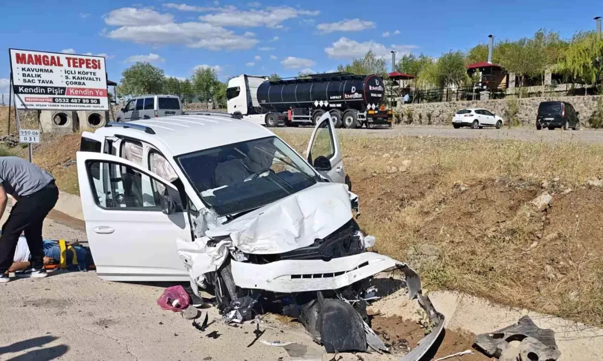 Bingöl'de Trafik Kazası: 3 Yaralı