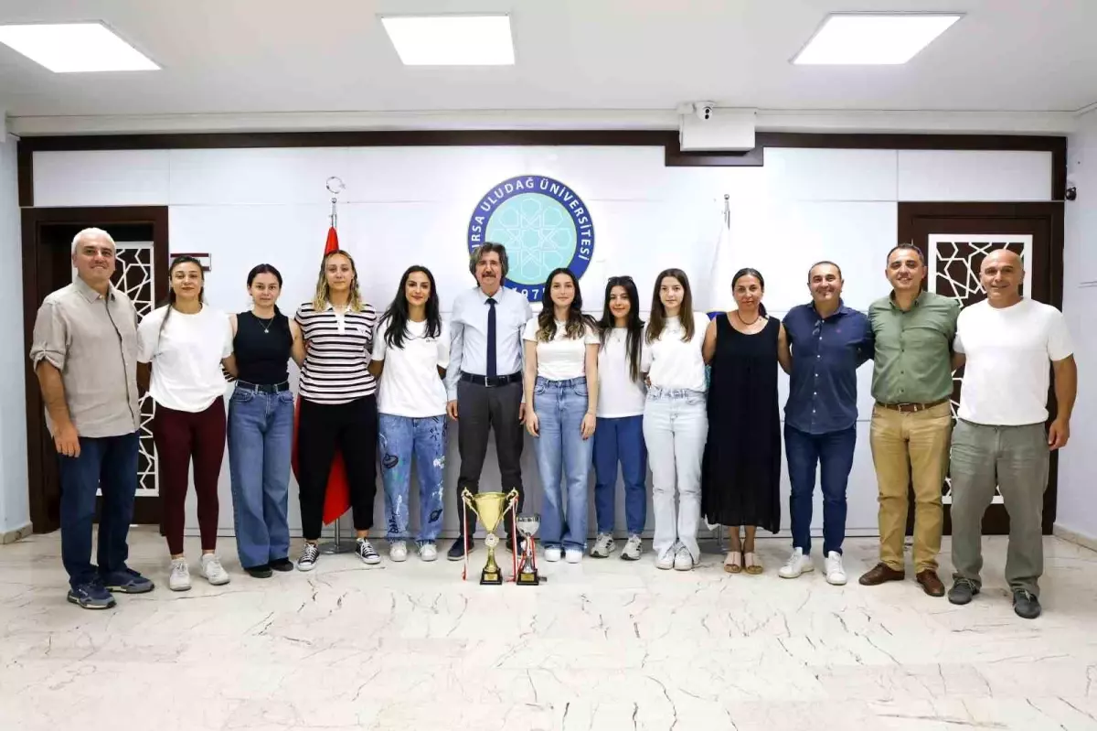 Bursa Uludağ Üniversitesi Kadın Plaj Hentbol Takımı İki Şampiyonluk Kazandı